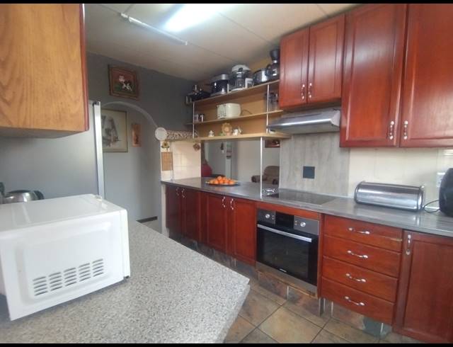 5 BEDROOM DETACHED FOR SALE IN TASBET PARK EXT 1